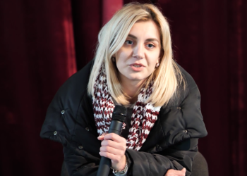 Kandidatja e PS takim me votues për herë të parë në Tepelenë: Mos e shpërdorini votën, Partia Socialiste e vetmja zgjedhje (VIDEO)