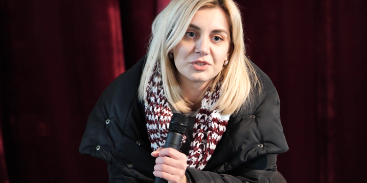 Kandidatja e PS takim me votues për herë të parë në Tepelenë: Mos e shpërdorini votën, Partia Socialiste e vetmja zgjedhje (VIDEO)