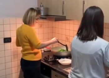 “Vish fustanin me toka”! Kryemadhi ia merr këngës në Fier (VIDEO)