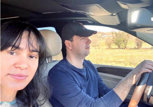 Basha shfaqet në timon, ironizon Erion Braçe: Vendos rripin, o rryp!