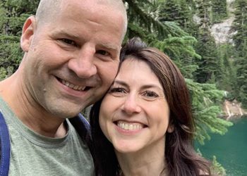 Gruaja më e pasur në botë martohet me një mësues, pasi u tradhtua dhe divorcua nga miliarderi i Amazon