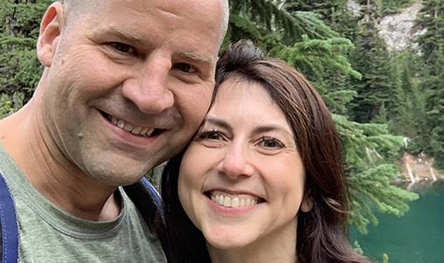 Gruaja më e pasur në botë martohet me një mësues, pasi u tradhtua dhe divorcua nga miliarderi i Amazon