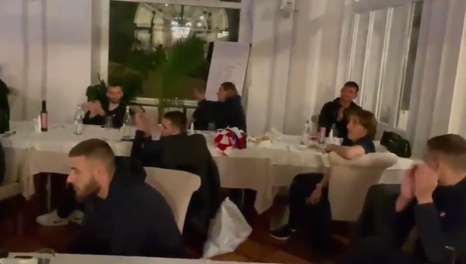 Video, Modriç shpërthen në lot pas surprizës së shokëve