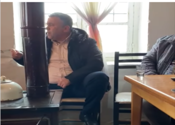 Kandidati i PD në Tepelenë betohet para sobës: Nëse nuk ju hap telefonin, më bëni mesazh se do t’ju marr unë (VIDEO)