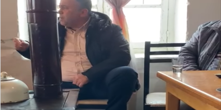 Kandidati i PD në Tepelenë betohet para sobës: Nëse nuk ju hap telefonin, më bëni mesazh se do t’ju marr unë (VIDEO)