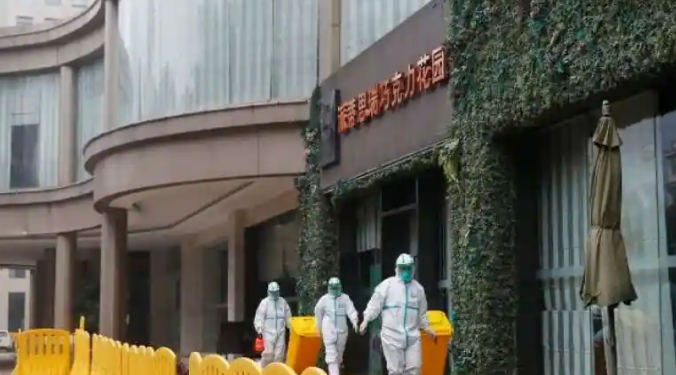 Vijojnë hetimet në Wuhan, OBSH paralajmëron publikimin e raportit mbi origjinën e COVID-19