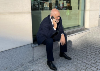 Rama ulur në trotuaret e Brukselit me telefon në vesh: Alo! Ca ka nai gjo anej?