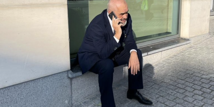 Rama ulur në trotuaret e Brukselit me telefon në vesh: Alo! Ca ka nai gjo anej?