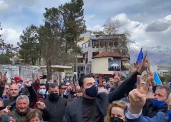 Basha pritet nga militantët e PD-së në Gjirokastër: Ndryshimi ka filluar, e shoh në sytë e nënave