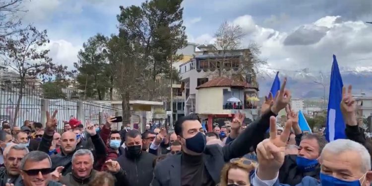 Basha pritet nga militantët e PD-së në Gjirokastër: Ndryshimi ka filluar, e shoh në sytë e nënave