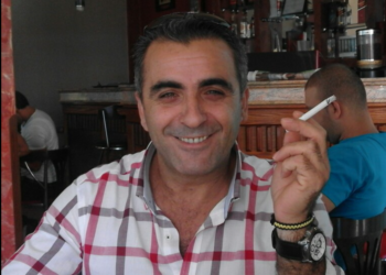 Vasil Konomi, ky është muzikanti nga Dropulli që u gjet i pajetë në garazhdin e banesës së tij