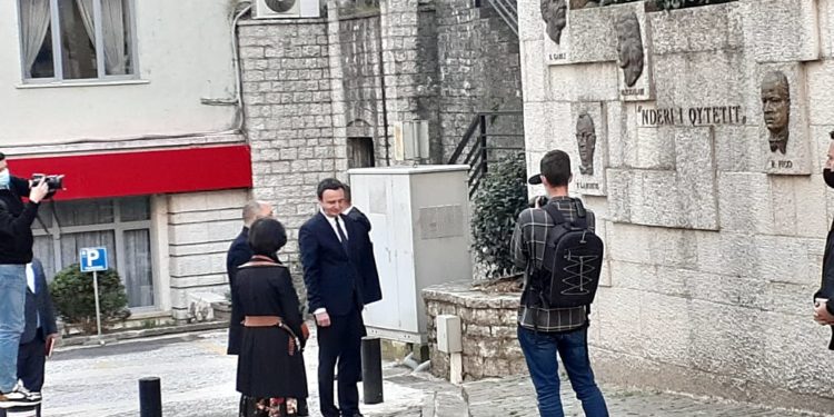 Vizita në Gjirokastër, Albin Kurti nderon edhe Ismail Kadarenë, Rauf Ficon etj (FOTO)