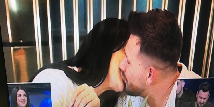 ‘Përputhen’, më në fund Lediana dhe Mevlani puthen (FOTO)