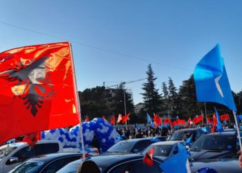 Nisja e fushatës, mbështetësit e PD-së dalin në shesh (FOTO)