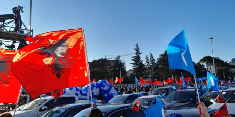 Nisja e fushatës, mbështetësit e PD-së dalin në shesh (FOTO)