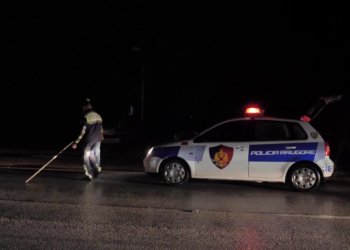 Aksident në Sarandë, ndërron jetë shoferi i mjetit