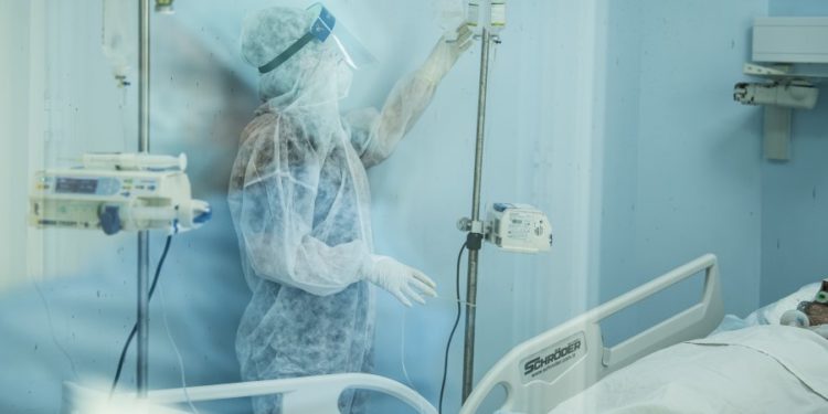 COVID-19, situatë e rëndë në spitale, Franca transferon pacientët