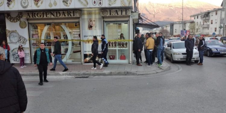Grabitet një argjendari në Gjirokastër (VIDEO)