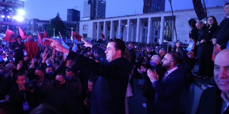 Basha: Ndryshimi po vjen. Jemi këtu për të ndalur dorën që zhvat vendin