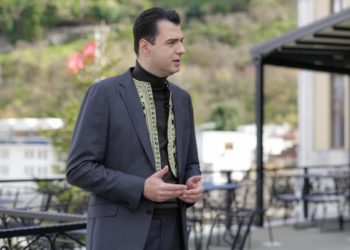 Bashës i veshin jelek në Gjirokastër: Do ta bëj provë njëherë…