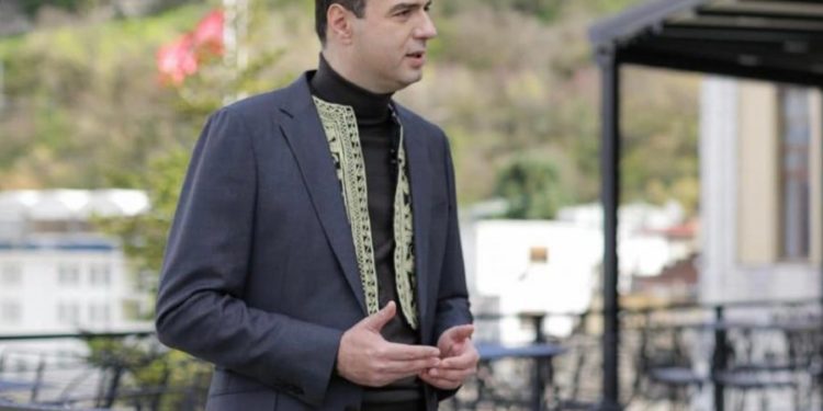 Bashës i veshin jelek në Gjirokastër: Do ta bëj provë njëherë…