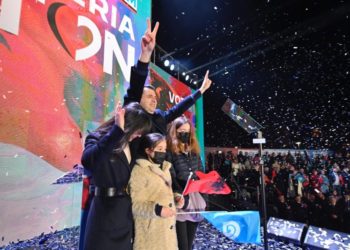 Basha në podium me vajzat dhe bashkëshorten