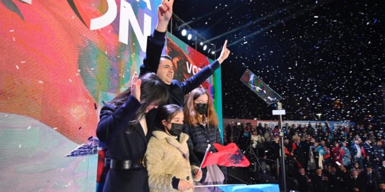 Basha në podium me vajzat dhe bashkëshorten