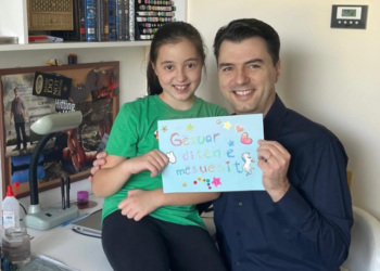 Me Viktorian në prehër, Basha uron mësuesit shqiptarë por edhe nënën e tij: Nga zemra gëzuar 7-marsin