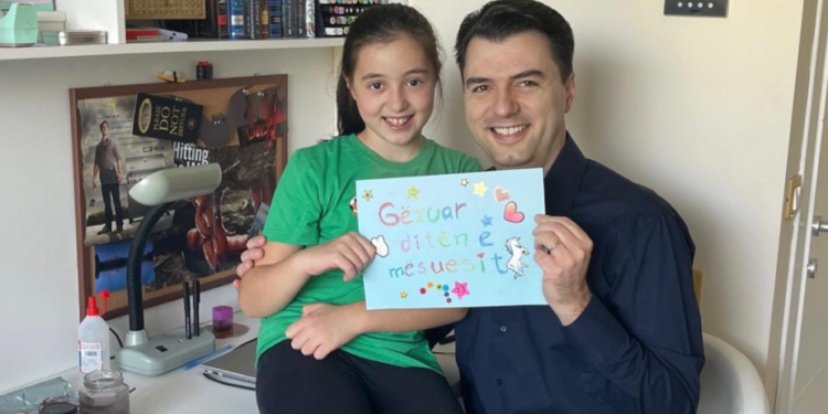 Me Viktorian në prehër, Basha uron mësuesit shqiptarë por edhe nënën e tij: Nga zemra gëzuar 7-marsin