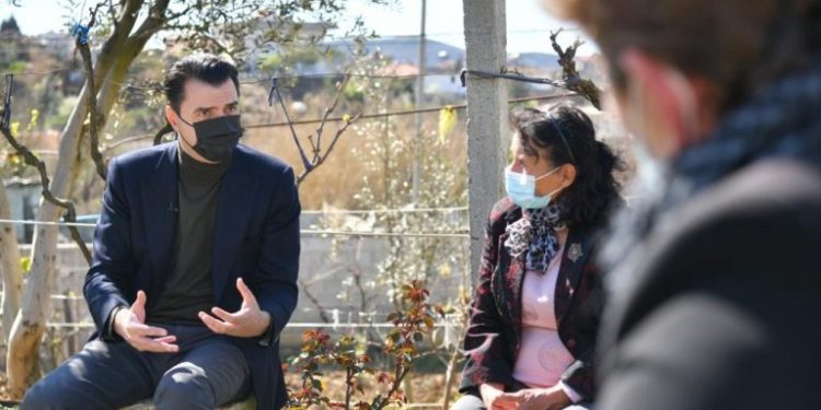 ‘’Më duket sikur më ka ardhur djali’’, Basha preket nga nëna në Patos: Do të bëj gjithçka që fëmijët mos largohen nga Shqipëria