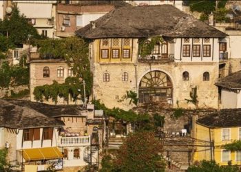 Gazeta italiane vlerëson Gjirokastrën: Gëzoi bum-in turistik vetëm për një sezon, më pas pandemia