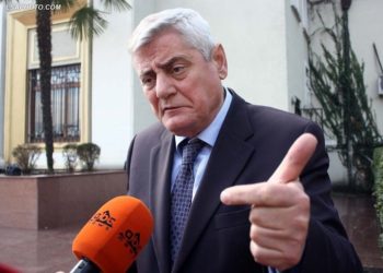 Dash Shehi e pranon: Kam një difekt, pi shumë raki. E kam nisur që 18 vjeç kur punoja në Fierzë, dilja nga puna e shkoja në klub