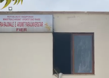 Nuk fitoi vendin e punës te portali “Mësues për Shqipërinë”, i ve zjarrin Drejtorisë Arsimore