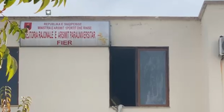 Nuk fitoi vendin e punës te portali “Mësues për Shqipërinë”, i ve zjarrin Drejtorisë Arsimore