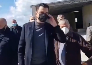 Dialogu i Pirros me Bashën/ “O Luli po më merr gruaja, hajde ta bëjmë një foto”, Basha: Ma jep mua. Thëllëzë, si je? Ta kam kapur për dore burrin… (VIDEO)