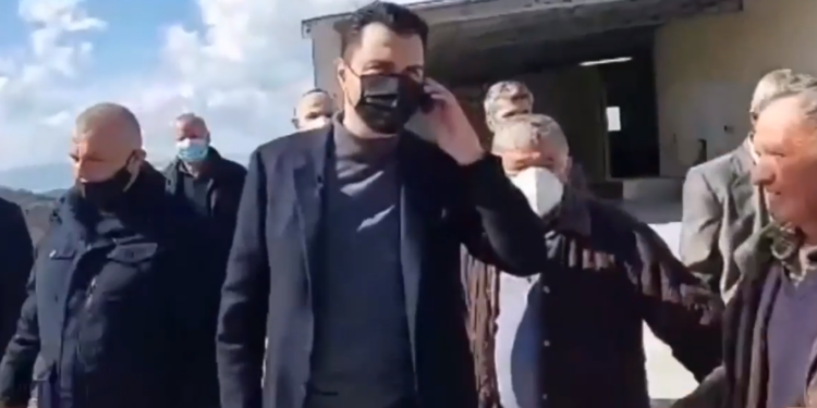 Dialogu i Pirros me Bashën/ “O Luli po më merr gruaja, hajde ta bëjmë një foto”, Basha: Ma jep mua. Thëllëzë, si je? Ta kam kapur për dore burrin… (VIDEO)