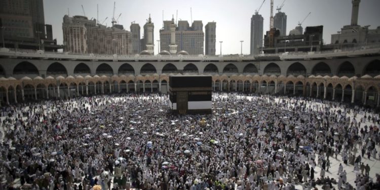Arabia Saudite vendos si kusht vaksinimin për pelegrinazhin në Mekë