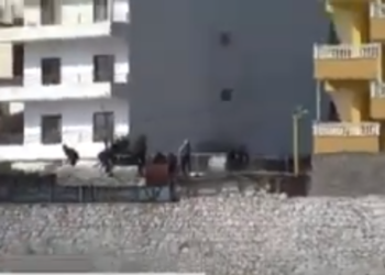 Pamje të frikshme nga Saranda, momenti kur shembet tarraca me tifozë pranë stadiumit (VIDEO)