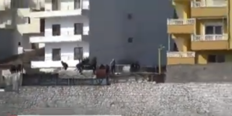 Pamje të frikshme nga Saranda, momenti kur shembet tarraca me tifozë pranë stadiumit (VIDEO)