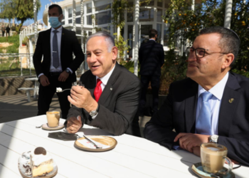 Izraeli drejt rikthimit në jetën normale, restorantet mikëpresin klientët e vaksinuar kundër COVID-19