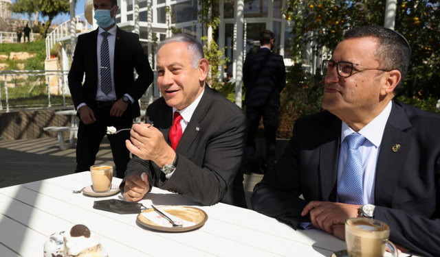 Izraeli drejt rikthimit në jetën normale, restorantet mikëpresin klientët e vaksinuar kundër COVID-19