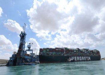 Anija e ngecur në kanalin e Suezit fillon të lëvizë, autoritetet thonë se operacioni për nxjerrjen e “EVER GREEN” vijon