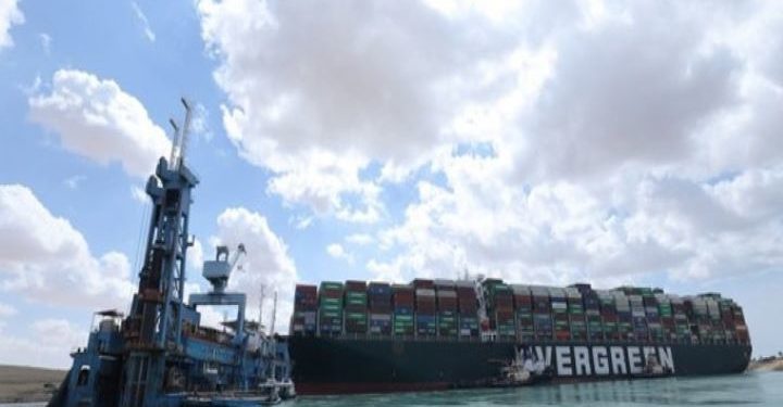 Anija e ngecur në kanalin e Suezit fillon të lëvizë, autoritetet thonë se operacioni për nxjerrjen e “EVER GREEN” vijon