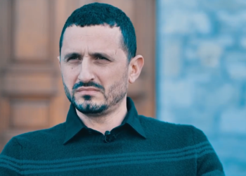 Njihuni me Arbërin, i riu që u kthye nga jashtë shtetit bashkë me mikun e tij italian, për të investuar në zonën historike të Përmetit (VIDEO)