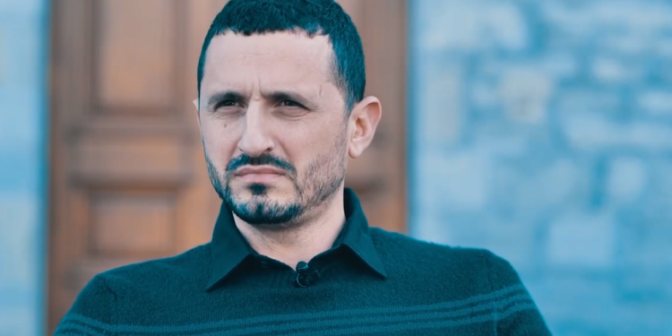 Njihuni me Arbërin, i riu që u kthye nga jashtë shtetit bashkë me mikun e tij italian, për të investuar në zonën historike të Përmetit (VIDEO)