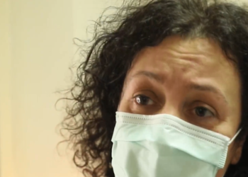 Humbi betejën me Covid-19, nderohet mjeku nga Gjirokastra Drini Dobi, emri i tij i vendoset pavionit ‘shërbimi neurovaskular’, e shoqja me lot në sy: Edhe sot, në çaste të vështira, pyes veten, ç’do bënte ai?