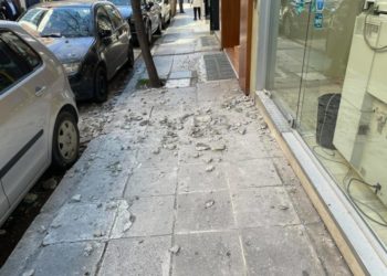 Tërmet i fuqishëm në Greqi, rrugët mbushen me gurë dhe njerëz të tmerruar (FOTO)