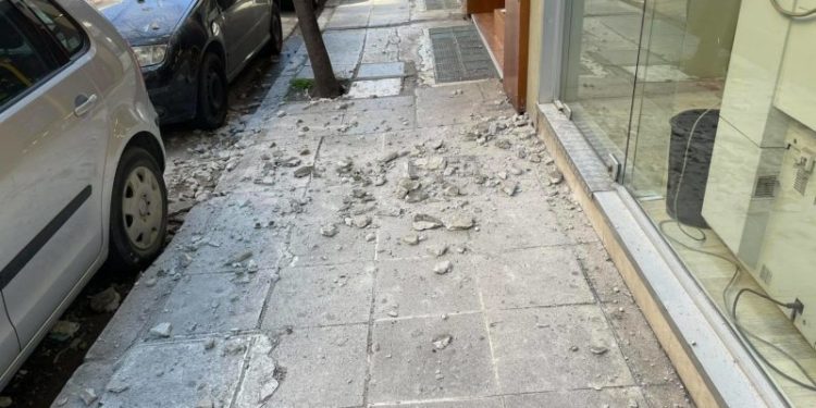 Tërmet i fuqishëm në Greqi, rrugët mbushen me gurë dhe njerëz të tmerruar (FOTO)