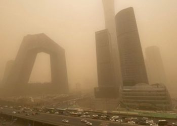 Pekini përfshihet prej stuhisë së rërës, ndotja rrezikon shëndetin e qytetarëve