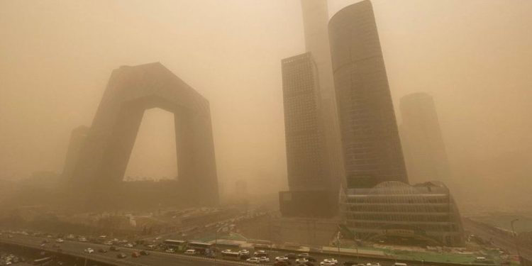 Pekini përfshihet prej stuhisë së rërës, ndotja rrezikon shëndetin e qytetarëve